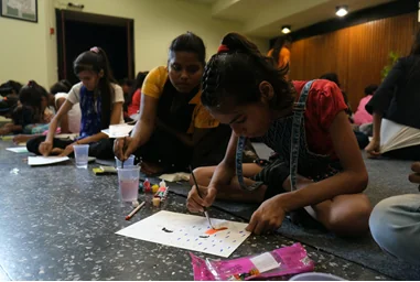Enfants qui dessinent et peignent lors d'un atelier au centre