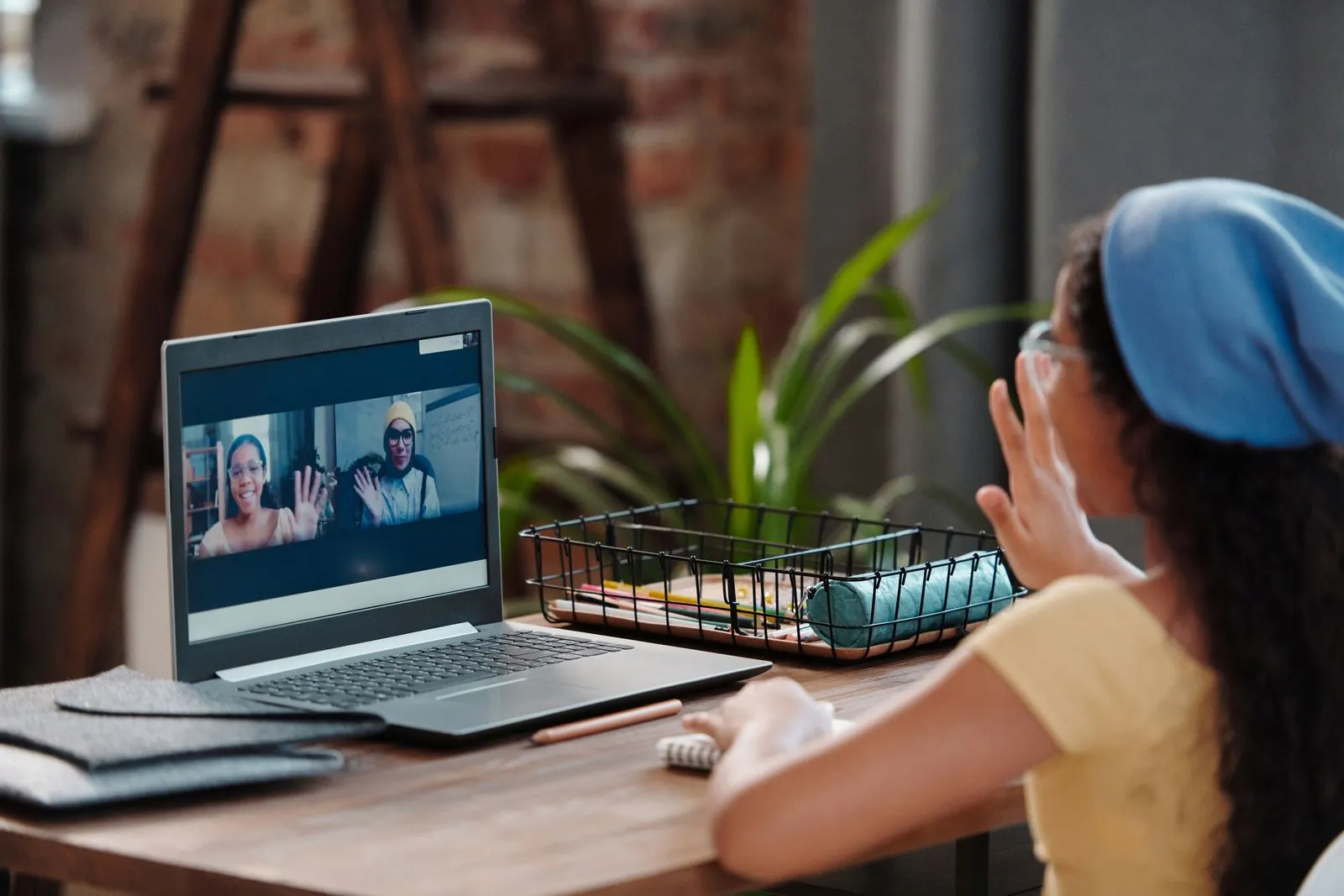 Élève qui suit un cours en ligne sur son ordinateur portable